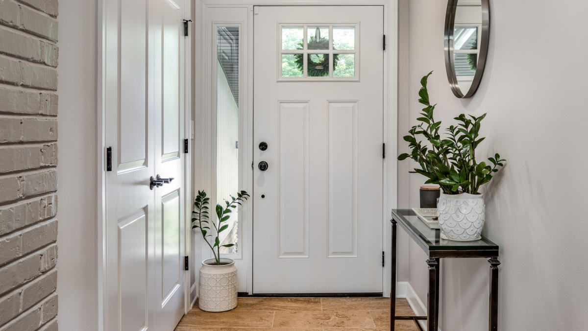 Outdated Entrance Colors to Avoid in 2025 (and What to Try Instead)