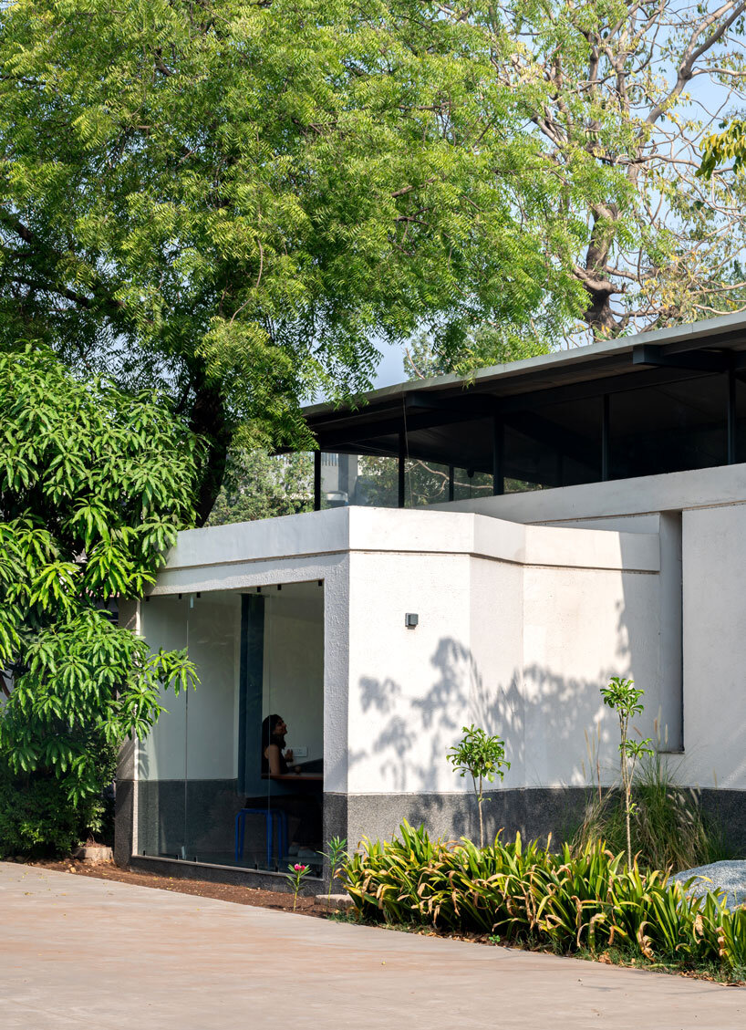 Inverted, winged hipped roof cantilevers above reconstructed office space in compartment S4