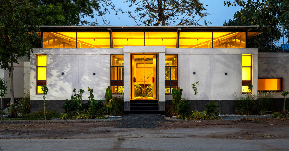 Inverted, winged hipped roof cantilevers above the offices in compartment S4