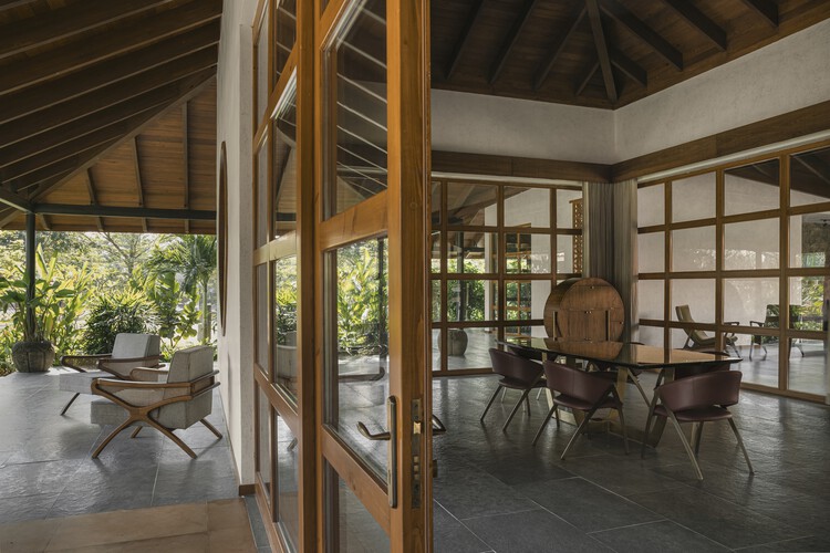 Courtyard House / 23 Degrees Design Shift – Interior Photography, Dining Room, Wood, Beams, Chair, Glass