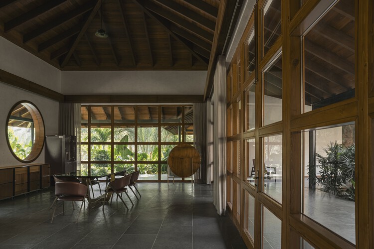 Courtyard House / 23 Degrees Design Shift – Interior Photography, Dining Room, Wood, Lighting, Glass, Beams