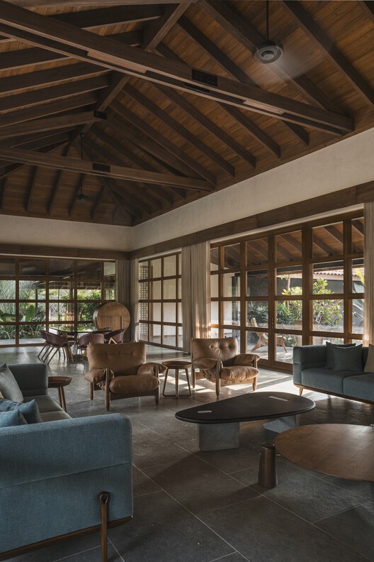 Courtyard House / 23 Degrees Design Shift – Interior Photography, Living Room, Wood, Table, Lighting, Chair