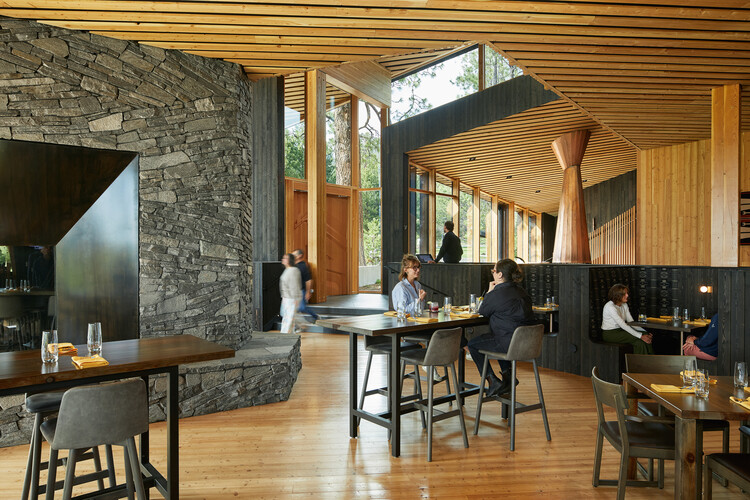 Black Butte Ranch Lodge / Hacker Architects – interior photography, wood, chair