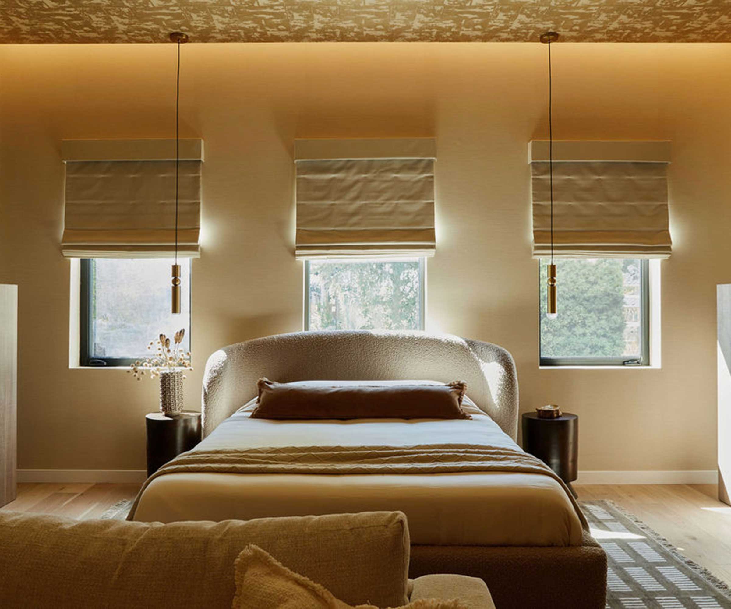 Neutral double room with three windows