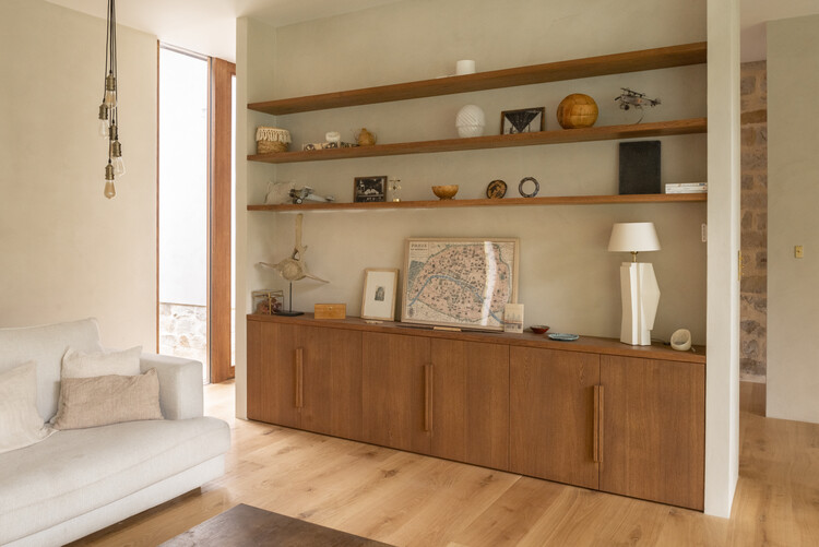 Sous Les Aile Bioclamatic House / Kida Architecture & Design - Interior photography, kitchen, shelves, wood, lighting