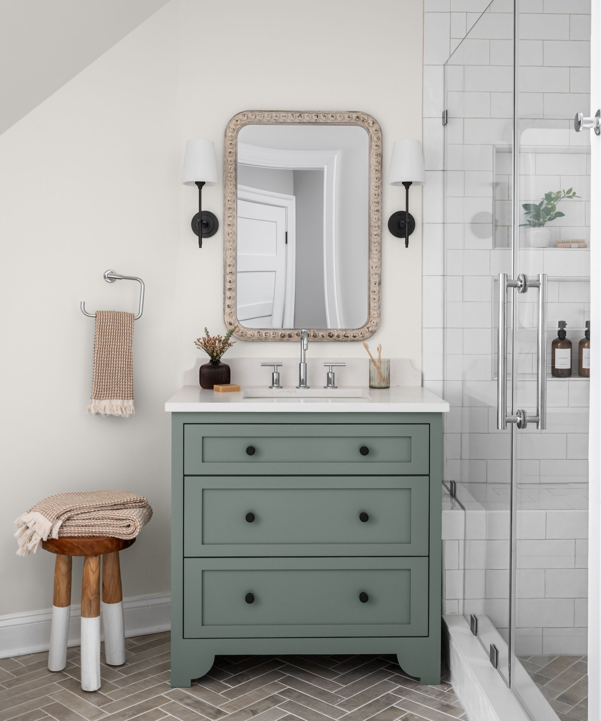 Bathroom with white walls, white shower tiles, gray -green washbasin and gray tiled floor covering