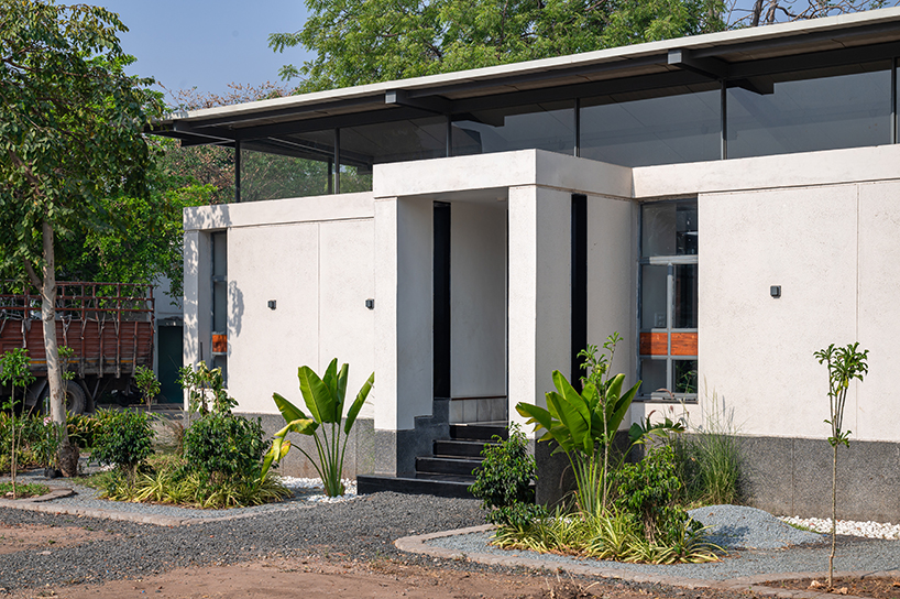 Inverted, winged hipped roof cantilevers above reconstructed office space in compartment S4