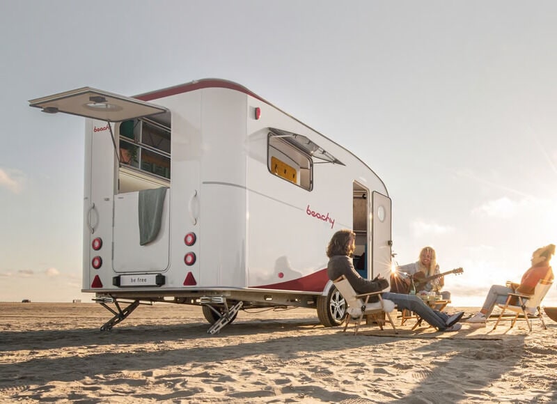 Transforms beach-friendly camping trailers: Hobby Beachy 420+