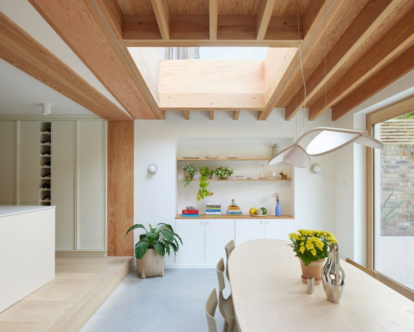 Dining area in Hoj House from Studio Merlin