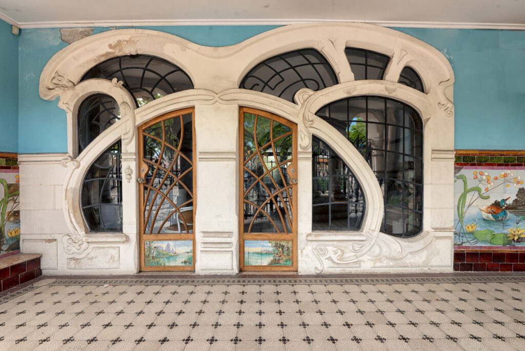 Art Nouveau is back! So you can integrate it into your home