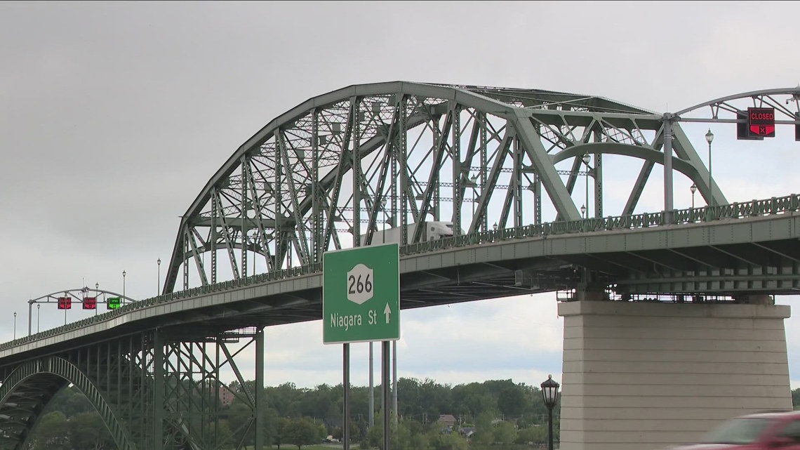 Man jumps on a fence twice, ends in custody in Friedensbrücke