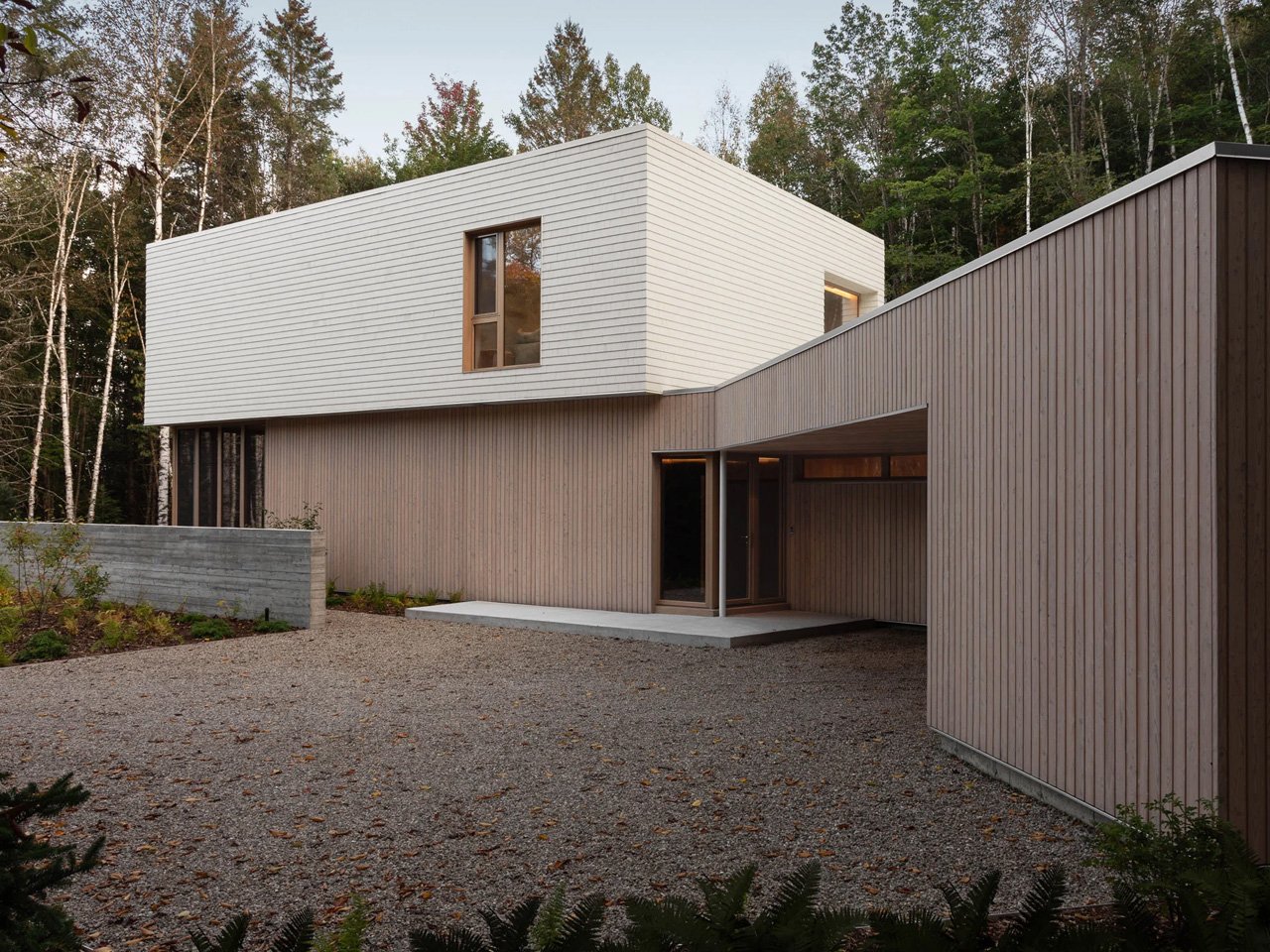 This relaxed and cedar -covered oasis in the heart of Quebec's forest combines modern design with natural harmony