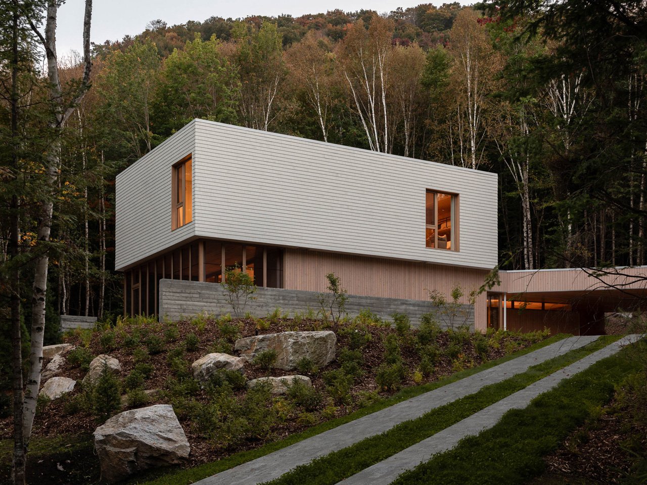 This relaxed and cedar -covered oasis in the heart of Quebec's forest combines modern design with natural harmony