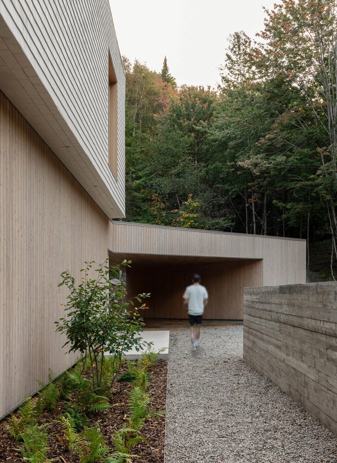 This relaxed and cedar -covered oasis in the heart of Quebec's forest combines modern design with natural harmony