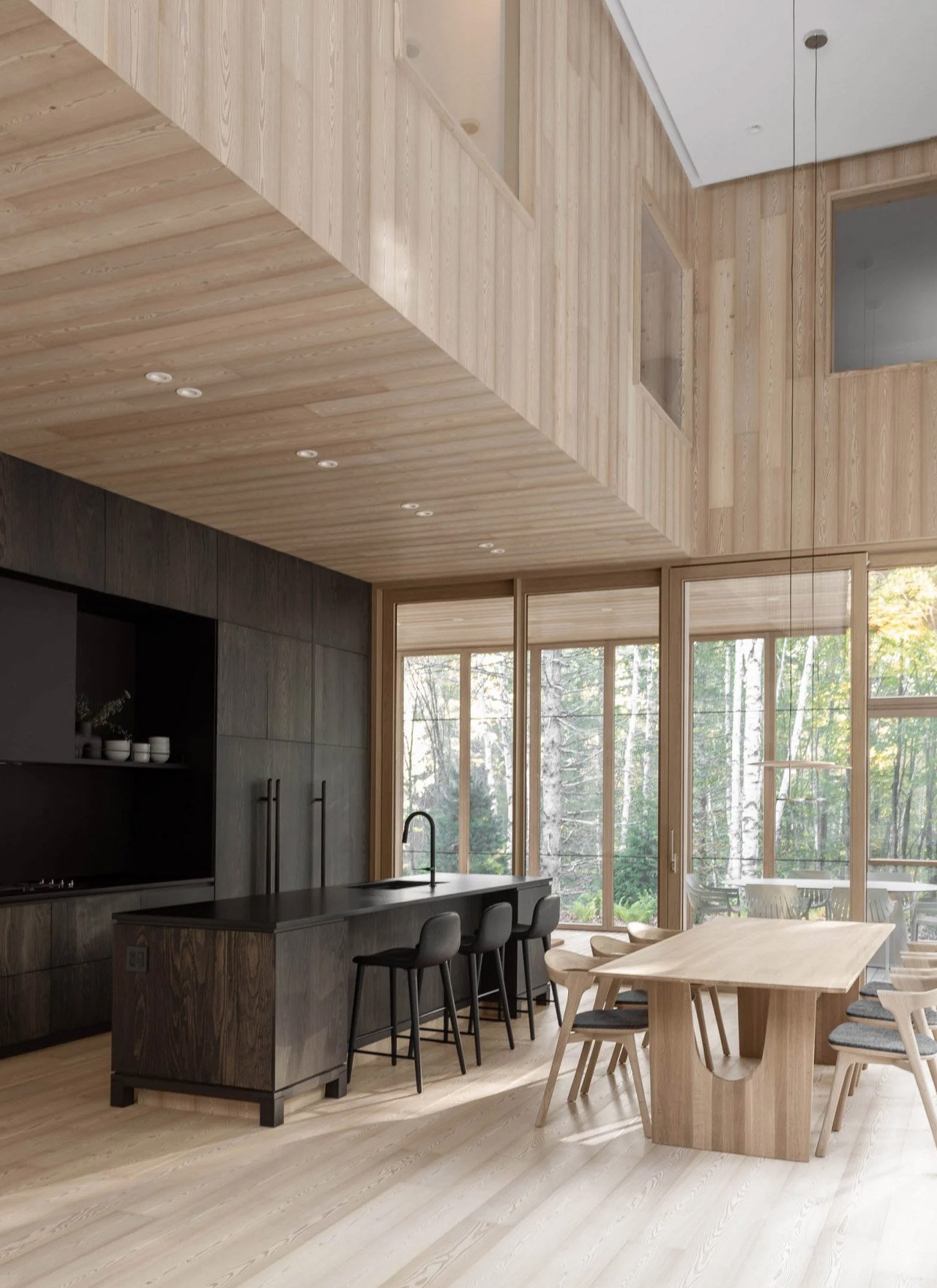 This relaxed and cedar -covered oasis in the heart of Quebec's forest combines modern design with natural harmony