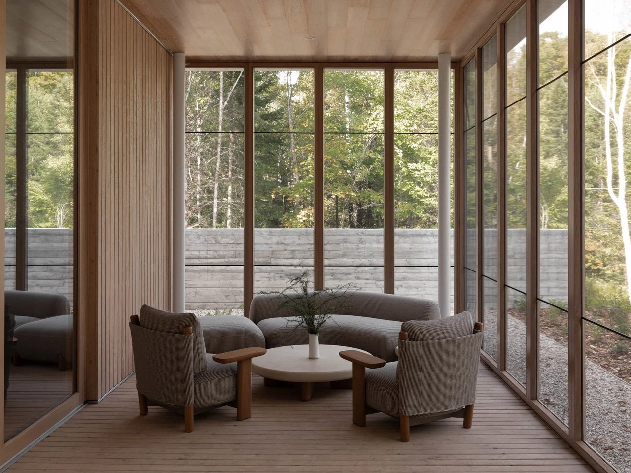 This relaxed and cedar -covered oasis in the heart of Quebec's forest combines modern design with natural harmony