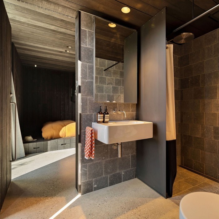 Bathroom made of concrete, slate and wood