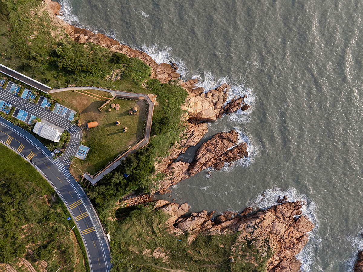 A gallery on a cliff has irregularly shaped lighting pipes that imitate creatures in China Marine