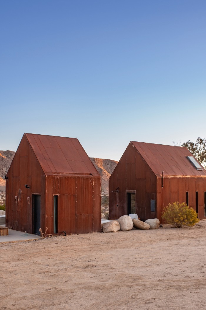 Folly Joshua Tree, designed by the architect Malek Alqadi, consists of two cabins dressed in Corten steel, which hide comfortable and minimal interiors