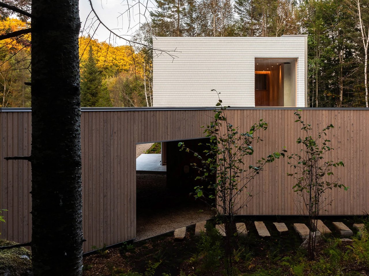 This relaxed and cedar -covered oasis in the heart of Quebec's forest combines modern design with natural harmony