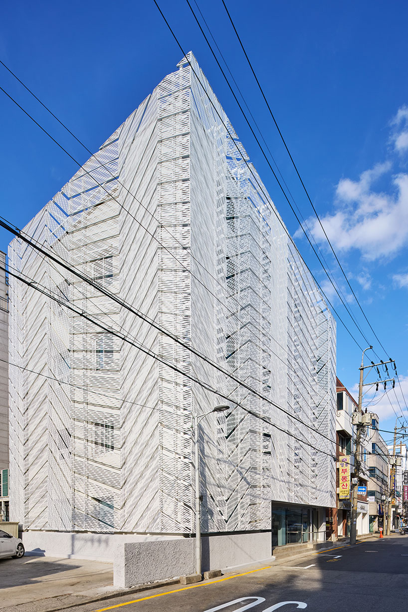 Responsive skin surrounds the architectural border in Yangjae Dong 3