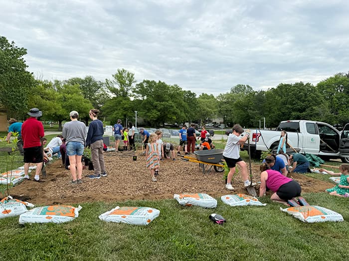 Large Group helps to install Swansfields outdoor classroom.