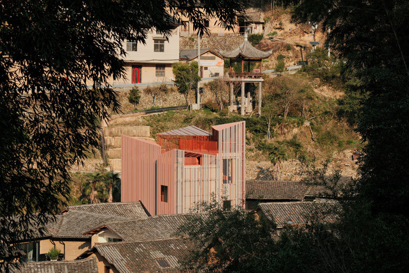 Aluminum grid facade of the rural art museum of Team_Bldg shimmered over the Chinese village