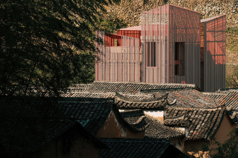 Aluminum grid facade of the rural art museum of Team_Bldg shimmered over the Chinese village