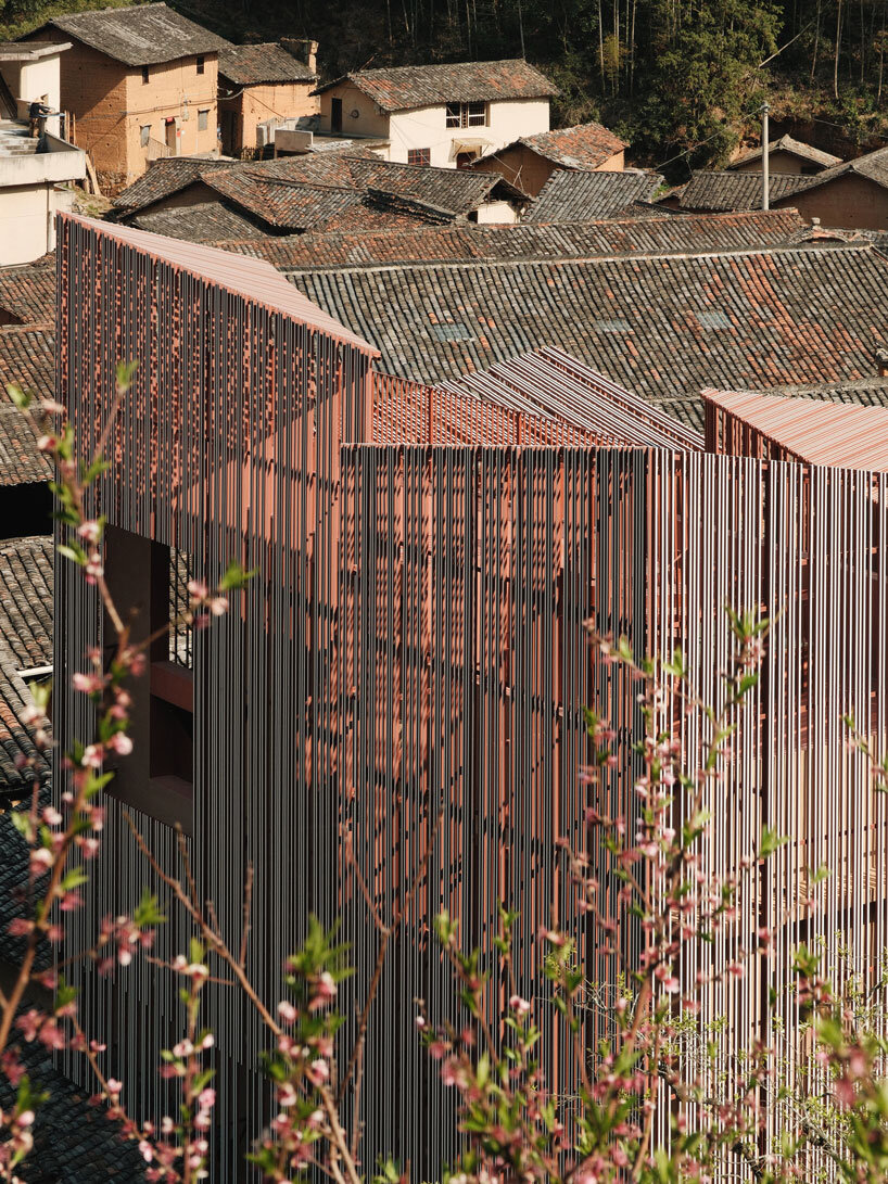 Aluminum grid facade of the rural art museum of Team_Bldg shimmered over the Chinese village