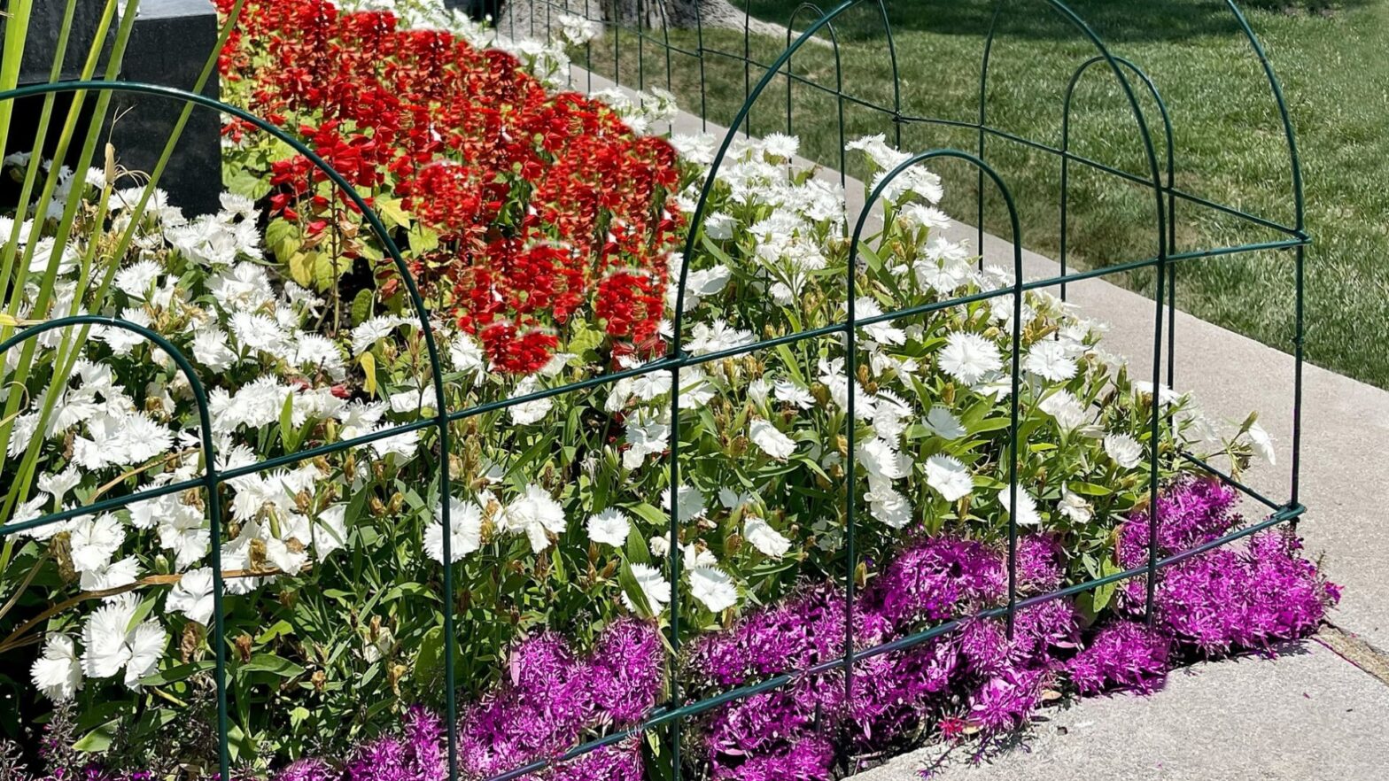 Walmart sells $ 5.84 fence boards to rejuvenate your garden and transform it into a decorative summer house
