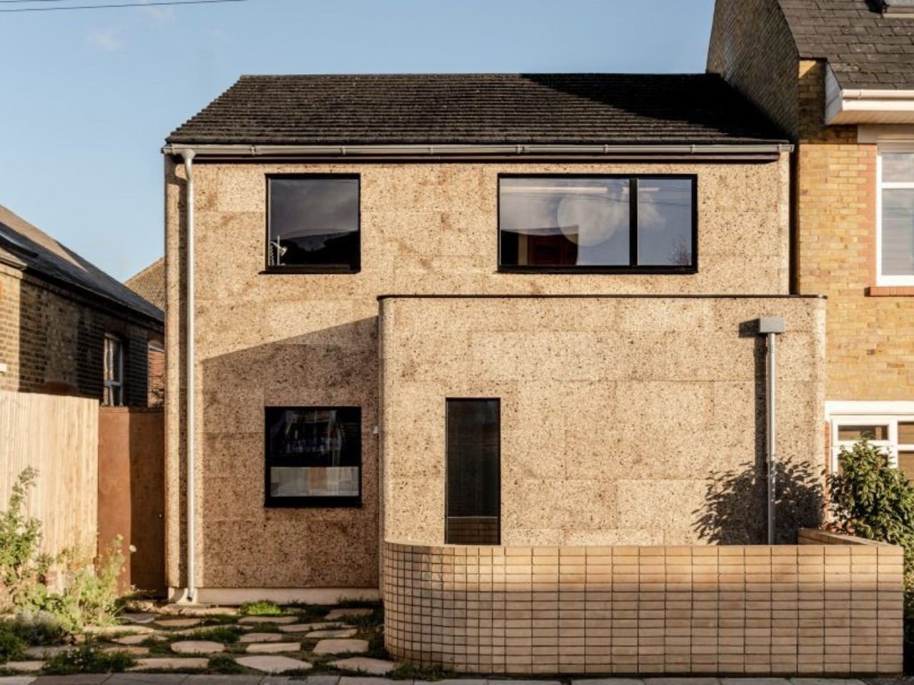 This house in the 1970s received a sustainable cork connection and disturbs the London architecture