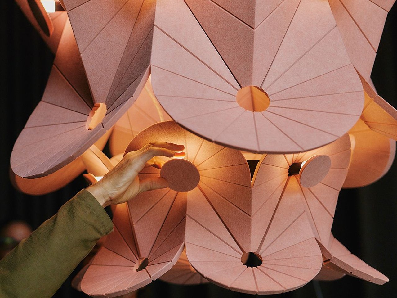 From coffee bowls to banana fibers: the 5 innovative materials that change sustainable lighting design
