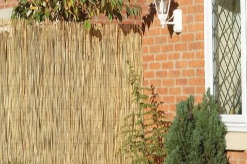 I can't stand it to look at my neighbor's unkempt garden, so I found a data protection fence to lock it out - it is also only £ 13.99