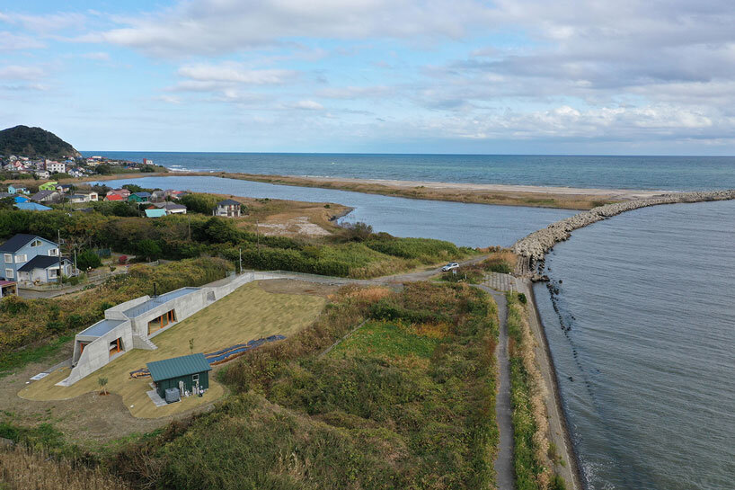 Beton Isumi Villa by Takeshi Hosaka Architects spread organically over land in Japan