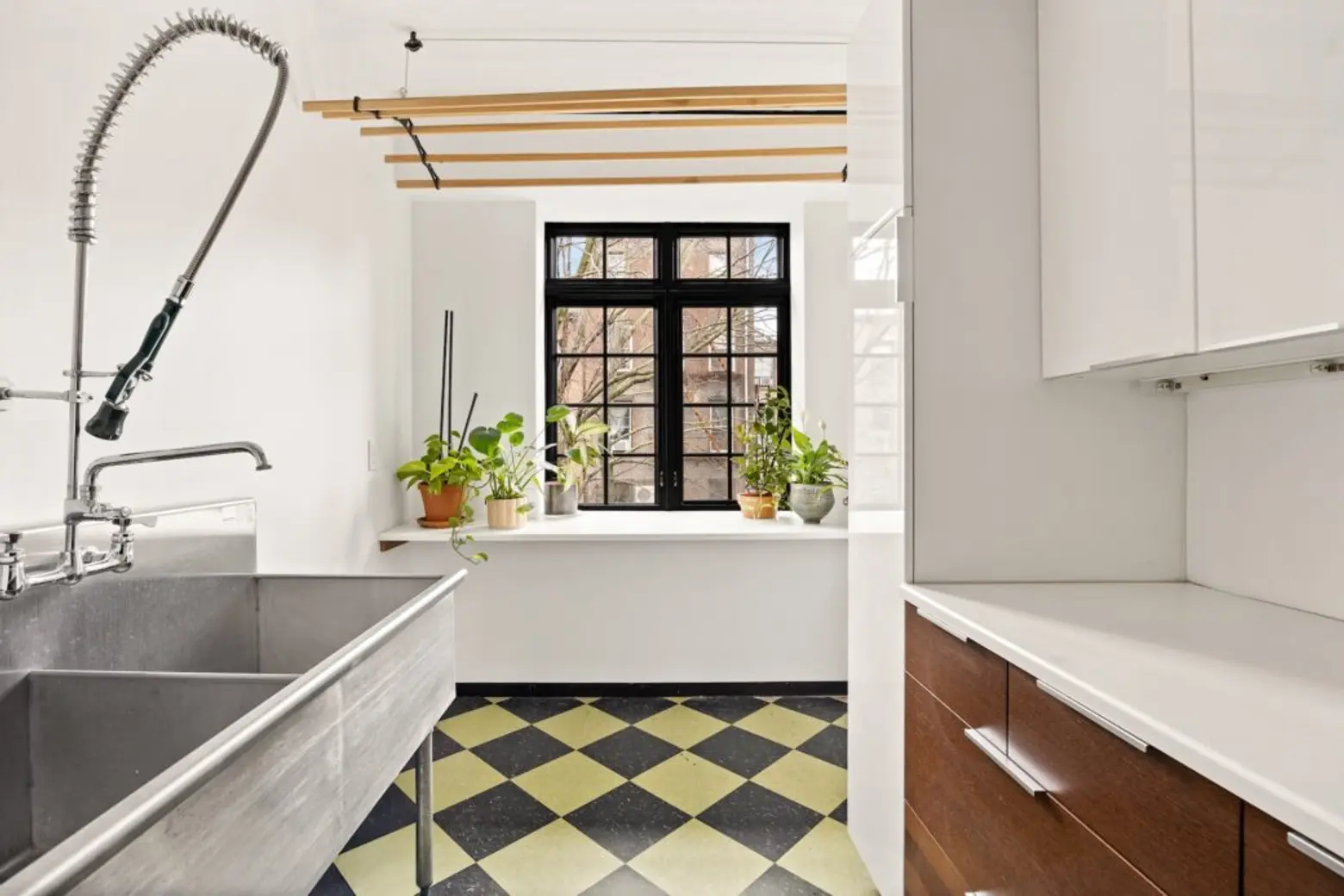 1850s Brooklyn Heights Townhouse, which was reinterpreted with modern architecture from the middle of the century, asks $ 9.9 million