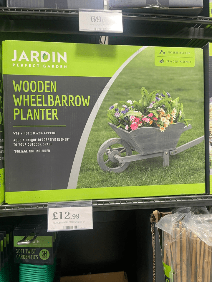 Box with a wooden core planter with wood.