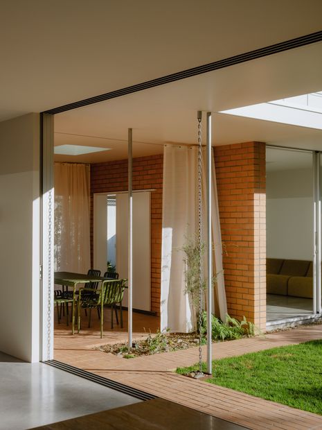 The boundaries between interiors and free are blurred by inner rooms that open directly on the garden.