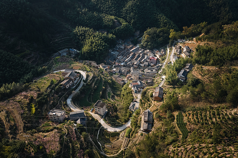 Aluminum grid facade of the rural art museum of Team_Bldg shimmered over the Chinese village