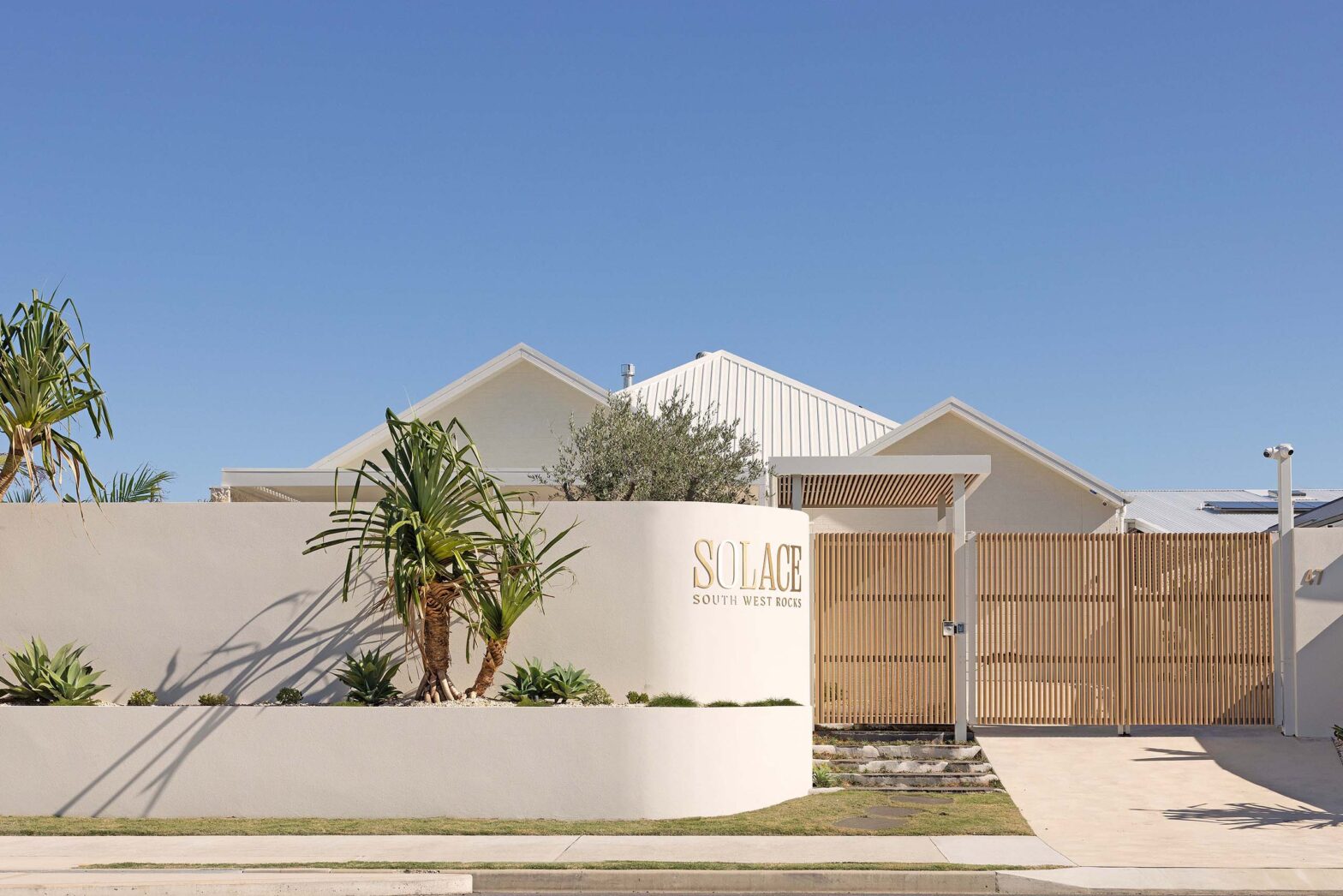 Timber-Look slogging in Decobatt's latest profile you can achieve a low maintenance aesthetics in the coastal house