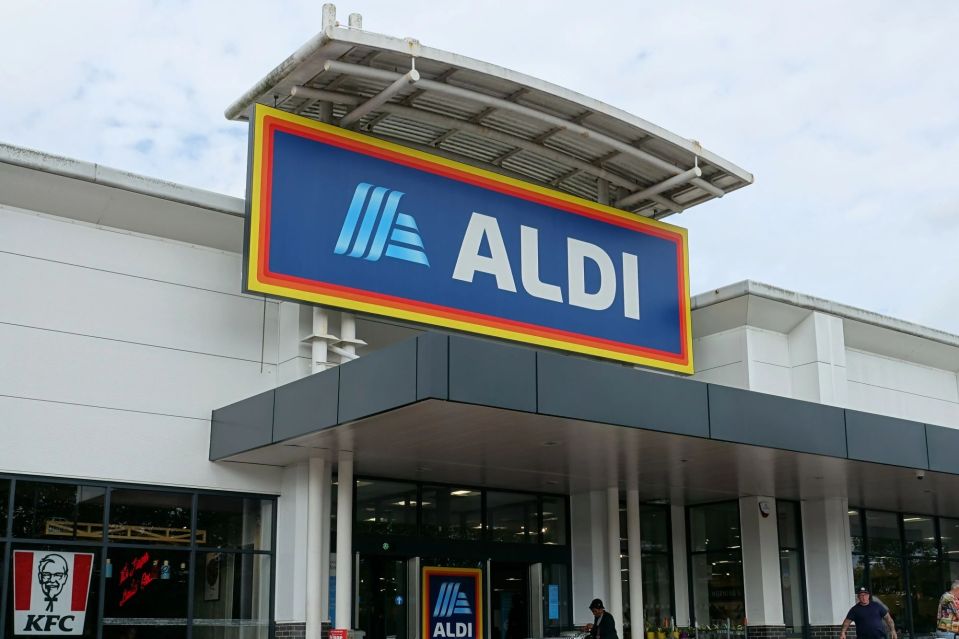 A picture collage with 1 pictures, Figure 1 shows the outside view of an Aldi store, whereby customers enter and end