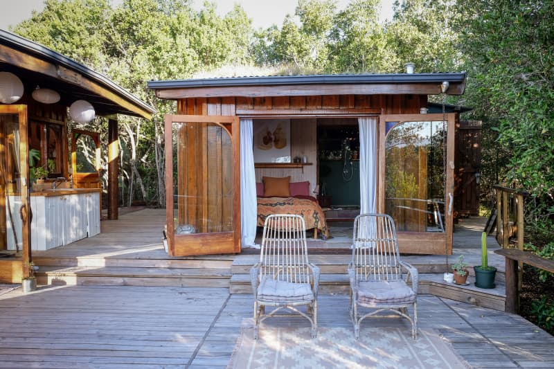 This "calm" tiny garden hut is so cute that I want a garden (people say it is "beautiful"))