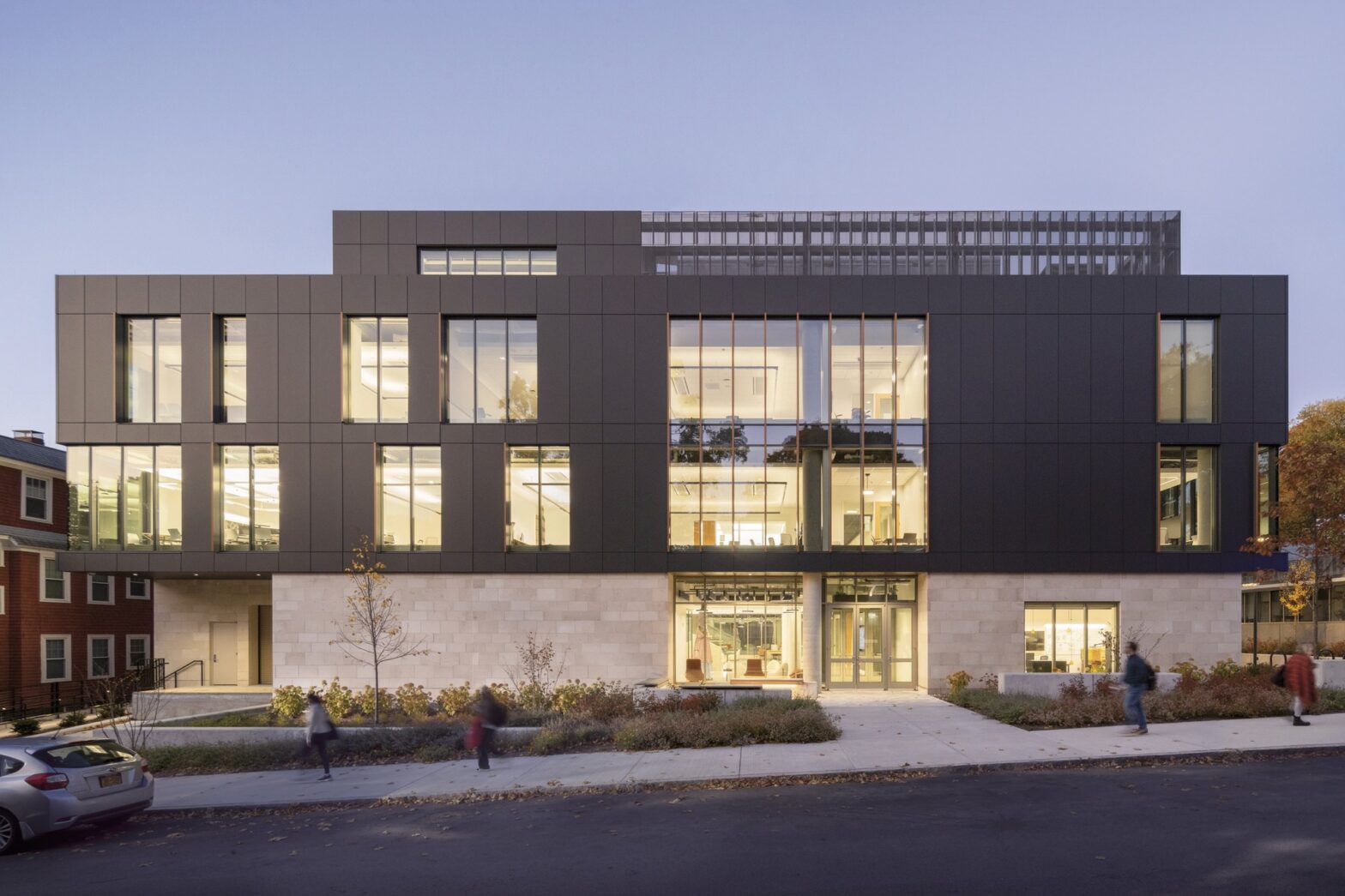 The center of Clark University Center for Media Arts, Computing and Design / Ayers Saint Gross