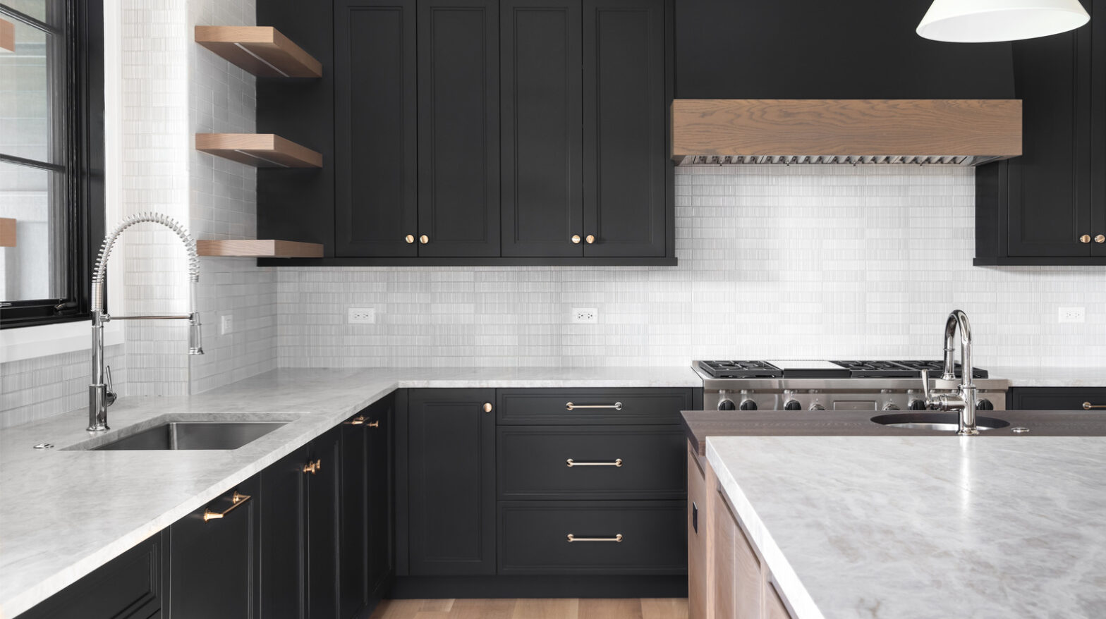 The strong kitchen cupboard color, which replaces black