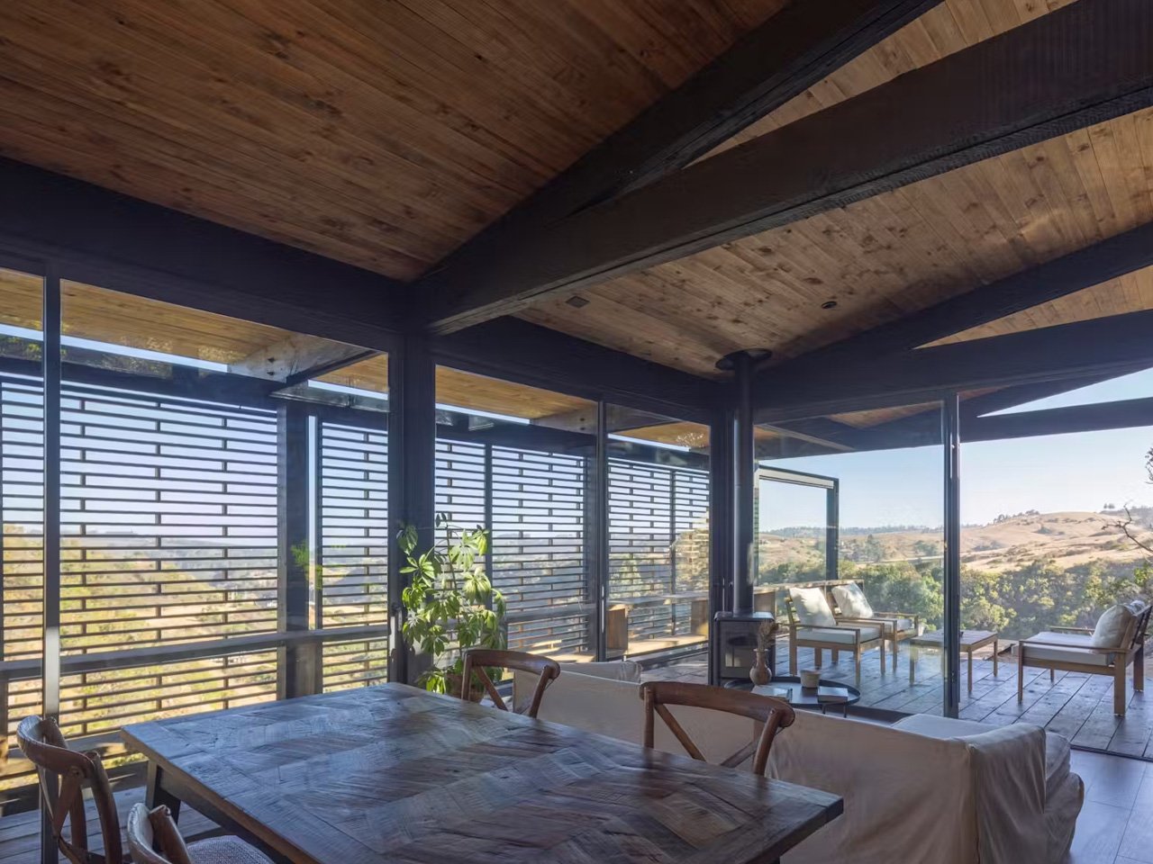 The cabin completed with glass with a price of $ 290,000 offers the ultimate coastal holiday in Chile