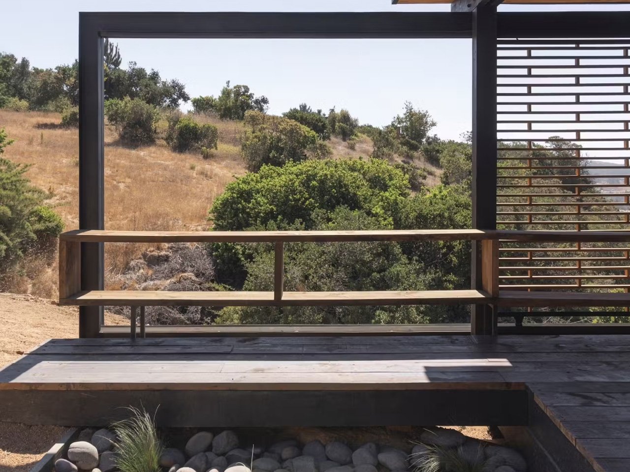 The cabin completed with glass with a price of $ 290,000 offers the ultimate coastal holiday in Chile