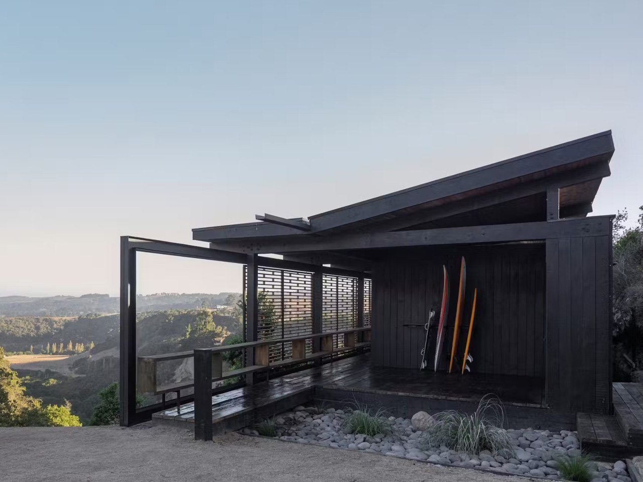 The cabin completed with glass with a price of $ 290,000 offers the ultimate coastal holiday in Chile