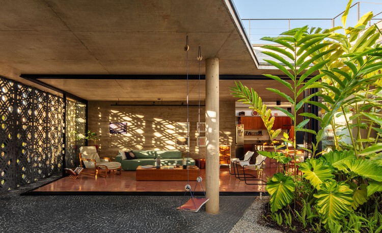 House income / Fernanda Neiva + Fernanda Palmieri + Paula Zasnicooff - foreign photography, courtyard