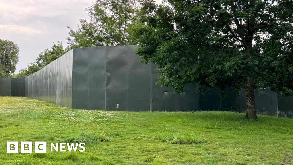 Large fences switch off the cardiff park