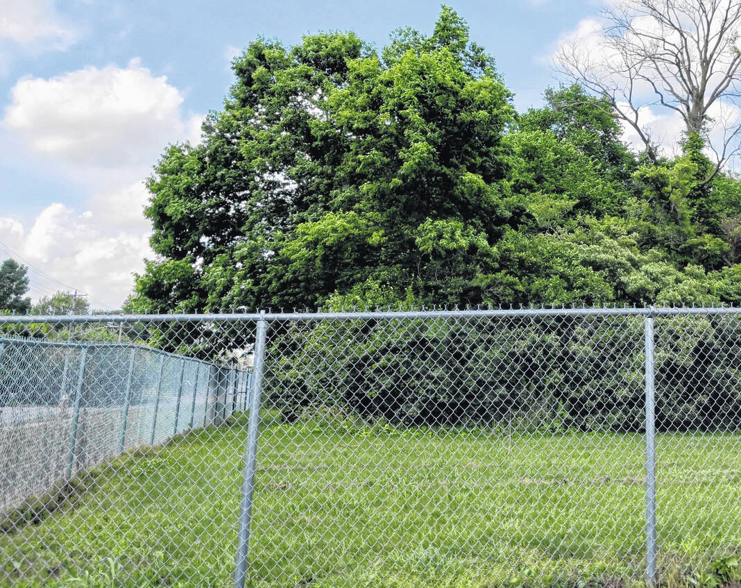 Piqua Commission, residents on the same side in the fence problems