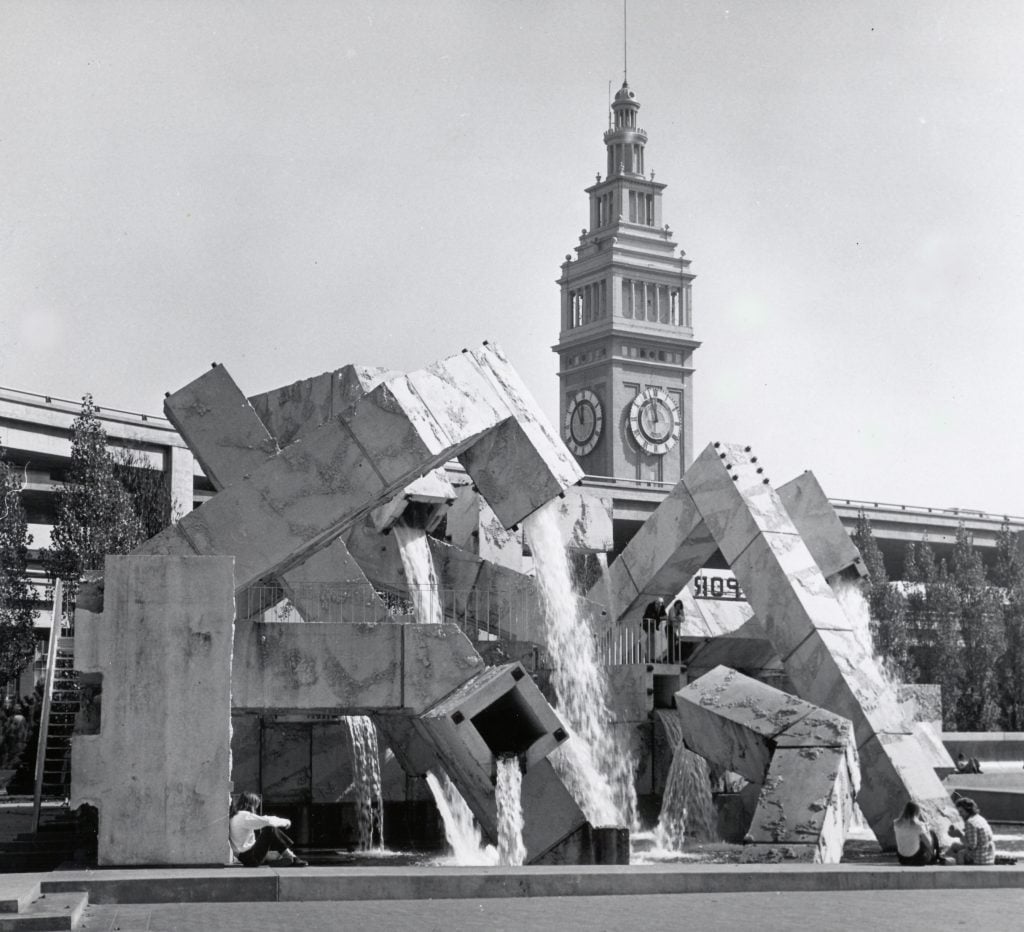 A photo of SchwarzweiĆ 1971 shows a flawless Vaillancourt fountain in San Francisco, a public work of art for square concrete